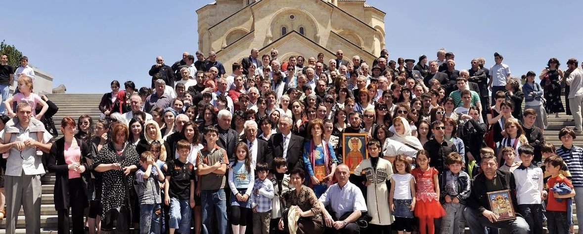კვარაცხელიების შეკრება სამების საკათედრო ტაძართან
